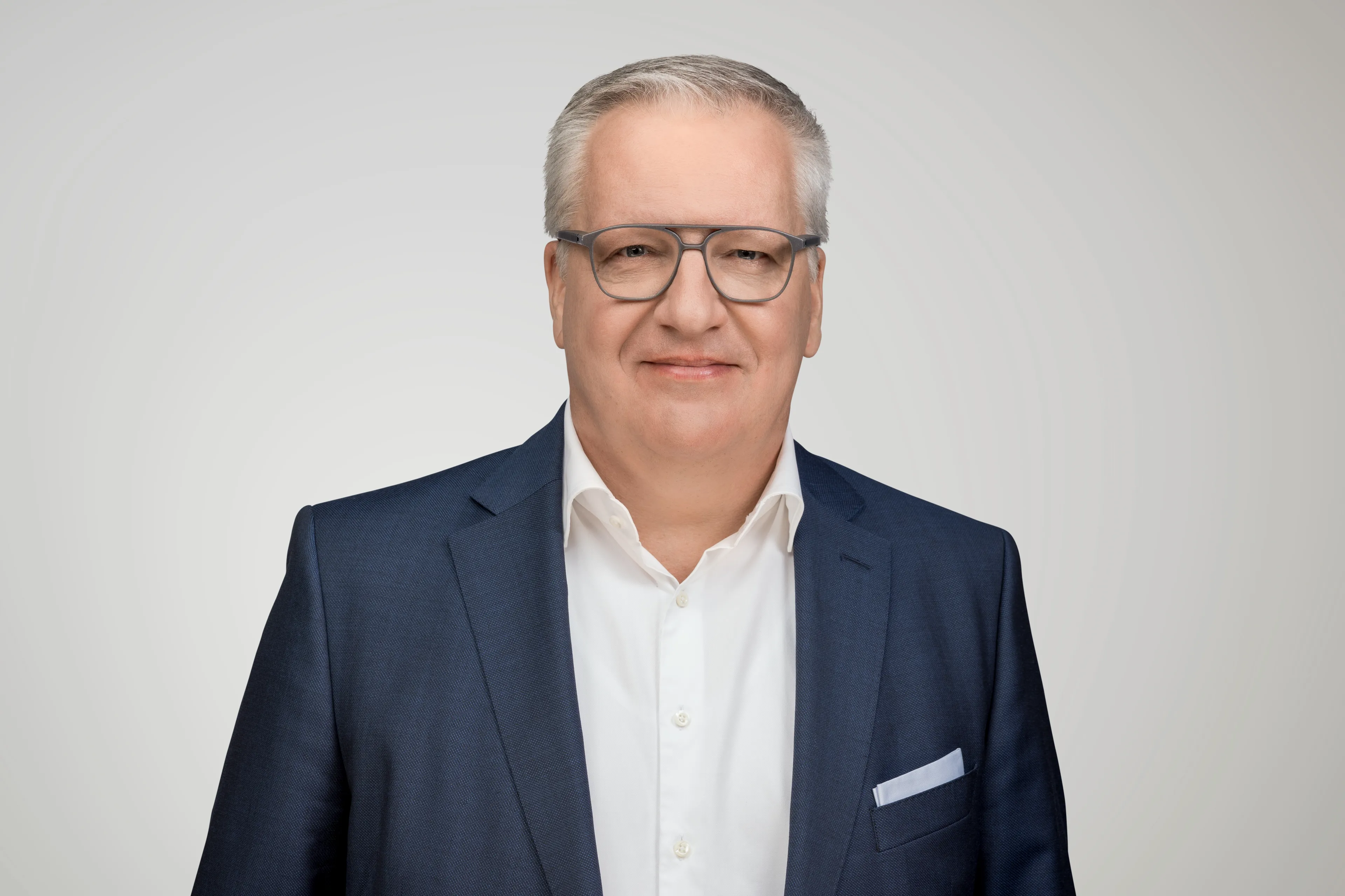 Dr. Manfred Pumbo